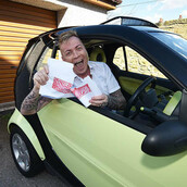 Μετά από 33 απόπειρες, 14 δασκάλους και 25 χρόνια μαθήματα αυτός ο άντρας πήρε τελικά δίπλωμα οδήγησης