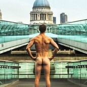 Ο γυμνός καθηγητής - Ποιος είναι ο άντρας που γδύθηκε και στην Ελλάδα και τι θέλει να πει