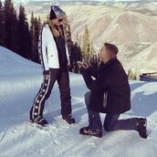 H Πάρις Χίλτον αρραβωνιάστηκε στα χιόνια - και το μονόπετρο είναι τεράστιο