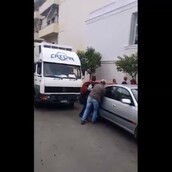 Κάτοικοι στα Χανιά σήκωσαν στα χέρια ΙΧ που είχε διπλοπαρκάρει και εμπόδιζε την κυκλοφορία