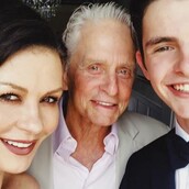 Η περήφανη μαμά Κάθριν Ζέτα- Τζόουνς δημοσίευσε φωτογραφίες του γιου της από το χορό αποφοίτησης