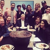 Οι τούρτες, οι selfies και οι διάσημοι που πήγαν στο baby shower της Κρίσι Τέιγκεν