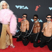 MTV: Οι εκκεντρικές, οι κιτς και οι τολμηρές εμφανίσεις - Τα πιο περίεργα ντυσίματα