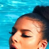 Με γλώσσα 16,5 εκατοστά, αυτή η 21χρονη έγινε Instagram sensation και μάλιστα επικερδές