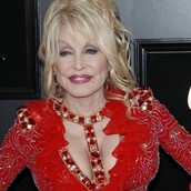 LinkedIn, Facebook, Instagram, Tinder: Διάσημοι απαντούν στο viral challenge της Ντόλι Πάρτον