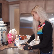 Η Πάρις Χίλτον στην κουζίνα -Το έριξε στη μαγειρική, δεν πήγαν όλα τέλεια