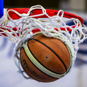 Δασκάλα βάζει μακρινό σουτ, πανηγυρισμοί από τα παιδιά- Είχε υποσχεθεί ζεστή σοκολάτα σε όλους