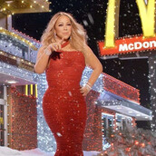 Η Μαράια Κάρεϊ με κόκκινη τουαλέτα