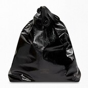 Ο οίκος Balenciaga πουλά την «πιο ακριβή σακούλα σκουπιδιών στον κόσμο» για 1.750 ευρώ 