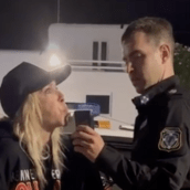 Σταμάτησαν την Άννα Βίσση για αλκοτέστ μετά από «δύο ποτηράκια» και ανέβασε το βίντεο στο TikTok