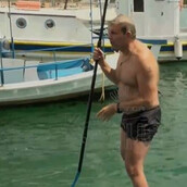 Ο Απόστολος Γκλέτσος κάνει Sup και δείχνει το σώμα του