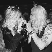 Η Άννα Βίσση με τον Νίκο Καρβέλα τραγουδούν