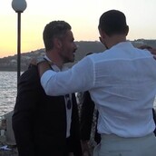 Νέα σελίδα στη σχέση Τανιμανίδη – Μαυρίδη – Η θερμή αγκαλιά στα βαφτίσια των διδύμων