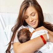 Λάουρα Νάργες: Η πρώτη φωτογραφία αγκαλιά με τον νεογέννητο γιο της