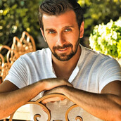 Ο Θάνος Πετρέλης με σταυρωμένα χέρια