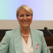 Η Νατάσα Παζαΐτη χαμογελαστή