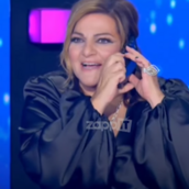 Η Βίκυ Σταυροπούλου μιλά στο τηλέφωνο
