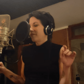 Η Φωτεινή Μπακαδήμα τραγουδά