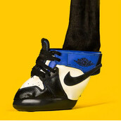 Κάποιος έφτιαξε sneakers για άλογα και κοστίζουν 1.200 δολάρια - ανά οπλή