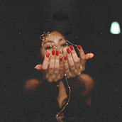 Γυναίκα με κόκκινα νύχια