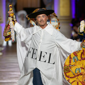 Ο Λάκης Γαβαλάς περπάτησε σε ντεφιλέ στο Παρίσι για καλό σκοπό