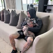 O Τράβις Μπάρκερ «αποχαιρετά» τον σκύλο του Blue- Η ανάρτησή του στο Instagram