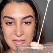 Γιατί τόσες πολλές TikTokers ανακατεύουν με μιξεράκι το μέικαπ με νερό;