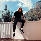 Ο Τσιτσιπάς φωτογραφίζεται στο καινούριο του σπίτι στο Μονακό