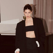 Η Demy μπροστά σε ένα πιάνο