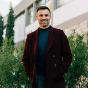 Ο Γιώργος Καπουτζίδης με παλτό