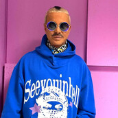 Ο Λάκης Γαβαλάς με μπλε hoodie