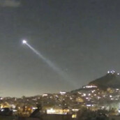 Δέσμη φωτός στον ουρανό της Αθήνας