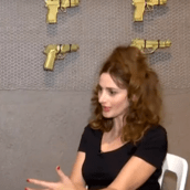 Η Μαρία Κωνσταντάκη έχει αυτοτραυματιστεί δύο φορές με όπλο στο θέατρο- «Από την τσίτα που έχω»