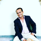 Ο Βασίλης Ζούλιας με μπλε σακάκι