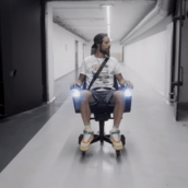 Άνδρας σε καρέκλα