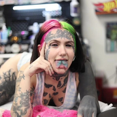 Είναι γεμάτη τατουάζ, έχει γλώσσα φιδιού και δείχνει πώς έμοιαζε πριν: «Με λένε δαίμονα»