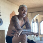 «Έξυπνος, αστείος και φιλιόμαστε σαν έφηβοι» λέει η Cher για το νέο της σύντροφο - «Ο έρως δεν ξέρει μαθηματικά»