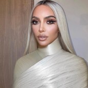 Η Κιμ Καρντάσιαν μιλά για τη συχνουρία της- «Ταξιδεύω πάντα με ένα κυπελάκι και υγρά χαρτομάντιλα στο αυτοκίνητο»