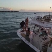 Η ατυχία, έρωτα δεν κοιτά: Έκανε πρόταση γάμου και του έπεσε το δαχτυλίδι στη θάλασσα