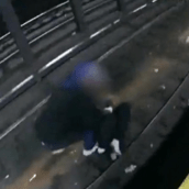 Η στιγμή που βγάζουν άνδρα από τις γραμμές του μετρό, λίγο πριν φτάσει ο συρμός