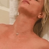 Η Μπρίτνεϊ Σπίαρς ποζάρει γυμνή στην μπανιέρα της- «Χειροκροτήστε»