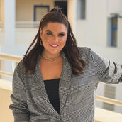 Η Δανάη Μπάρκα με καρό σακάκι