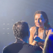 Δέσποινα Βανδή – Βασίλης Μπισμπίκης: Το τρυφερό φιλί στην πίστα– «Δεν αντέχει η καρδιά μου τέτοιον έρωτα»