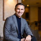 Ο Γιώργος Καπουτζίδης με γκρι σακάκι