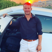 Ο Γιώργος Αγγελόπουλος δίπλα σε αυτοκίνητο