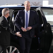 Ο πρίγκιπας Γουίλιαμ βγαίνει από αυτοκίνητο