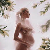 Ιωάννα Τούνη: Φωτογραφίζεται (ξανά) γυμνή λίγο πριν τη γέννηση του γιου της 