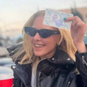 Τάμτα ποζάρει με ελληνική ταυτότητα