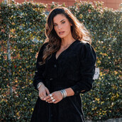 Η Χριστίνα Μπόμπα με μαύρο φόρεμα