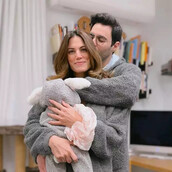 Μαίρη Συνατσάκη και Ίαν Στρατής αγκαλιά με την κόρη τους